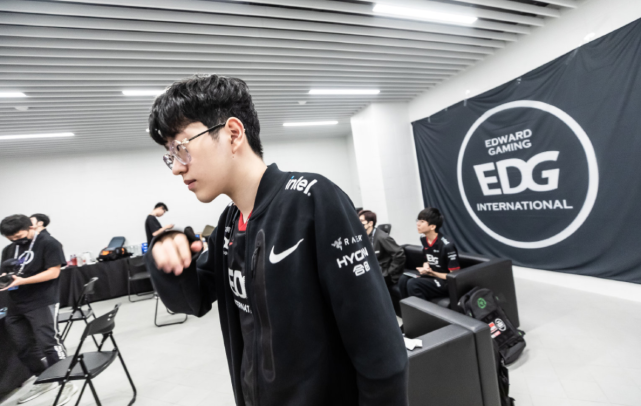 一个鲜活的 一个鲜活的